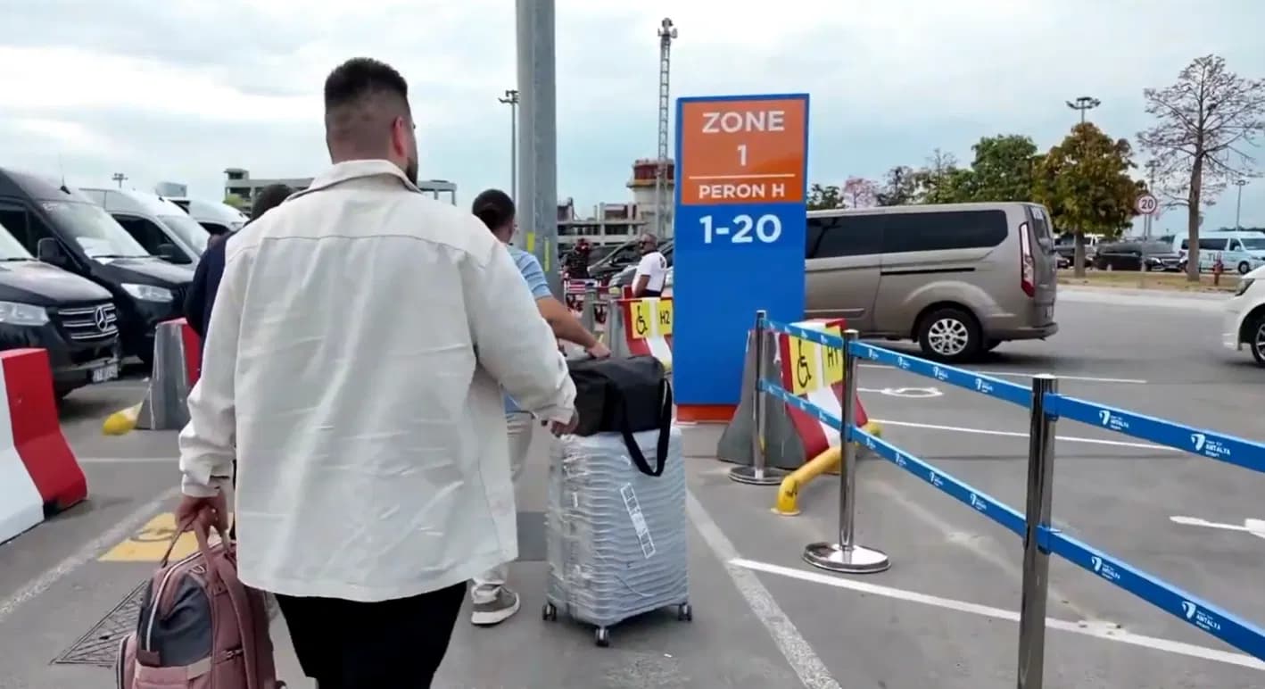 Antalya airport vehicle collection zone signs